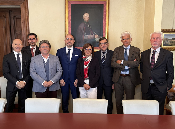 In foto da sinistra: Roberto Fiorini AD Gruppo Banca di Asti, Andrea Quaregna Segretario Generale Fondazione CR Biella, Michele Colombo Presidente Fondazione CR Biella, Maurizio Rasero Presidente Gruppo Banca di Asti, Marilena Bolli, Gabriele Mello Rella (Vice Presidente Gruppo Banca di Asti), Alberto Cresto, Roberto Cerreia Vioglio (Vice Presidente Fondazione CR Biella) In foto da sinistra: Roberto Fiorini AD Gruppo Banca di Asti, Andrea Quaregna Segretario Generale Fondazione CR Biella, Michele Colombo Presidente Fondazione CR Biella, Maurizio Rasero Presidente Gruppo Banca di Asti, Marilena Bolli, Gabriele Mello Rella (Vice Presidente Gruppo Banca di Asti), Alberto Cresto, Roberto Cerreia Vioglio (Vice Presidente Fondazione CR Biella)