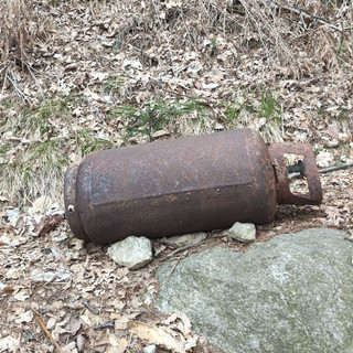 Bombola di gas abbandonata nel sentiero per Oropa, un lettore segnala: “Si potrà rimuovere?”