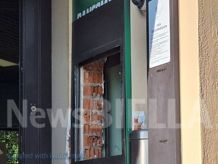 Furto a Mottalciata, ignoti hanno fatto esplodere il bancomat della banca (servizio di Nicola Rasolo in esclusiva per Newsbiella.it) Furto a Mottalciata, ignoti hanno fatto esplodere il bancomat della banca (servizio di Nicola Rasolo in esclusiva per Newsbiella.it)
