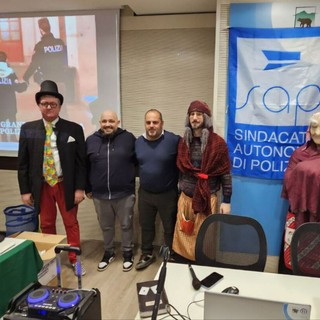 All'ospedale di Biella la "Befana del Poliziotto": sala gremita e molti bambini