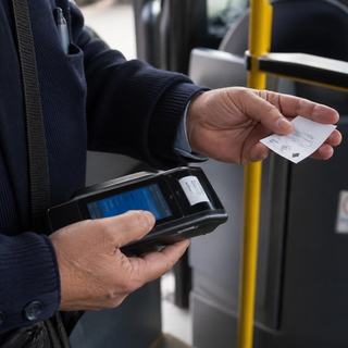 Tensione su un bus Atap: passeggero senza biglietto rifiuta la sanzione, intervengono i Carabinieri