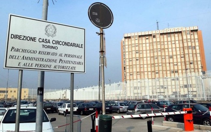 Torino, maxi perquisizione in carcere: sequestrati droga, telefoni e armi improvvisate Torino, maxi perquisizione in carcere: sequestrati droga, telefoni e armi improvvisate