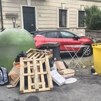 Biella: e attorno alla campana del vetro spuntano anche...uno zaino di scuola e uno stendino Biella: e attorno alla campana del vetro spuntano anche...uno zaino di scuola e uno stendino