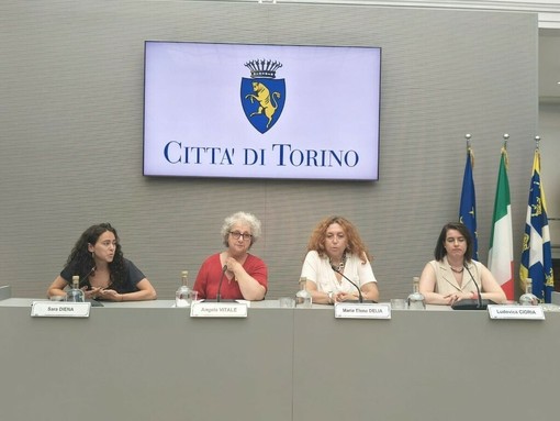 Attivisti per Gaza fermati in Libia, Torino scende in piazza: “Riportiamo a casa Dina e Domenico” Attivisti per Gaza fermati in Libia, Torino scende in piazza: “Riportiamo a casa Dina e Domenico”