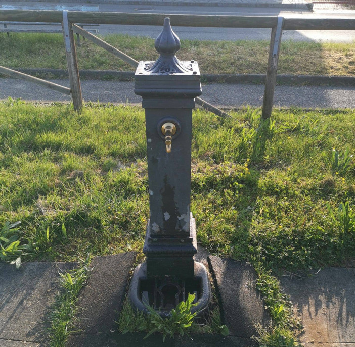 Candelo, ripristinata la fontana del parco giochi dell’Albero d’Oro. Vallera: “Esempio di collaborazione tra Comune e cittadini” (foto dalla pagina Facebook di Erika Vallera,