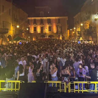 Successo a Biella per la "Vuelta by Night": oltre 2000 presente in piazza Cisterna
