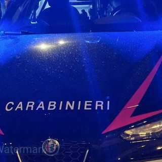 Biella, infrange la vetrina di un bar per una bottiglia di vermut (foto di repertorio)