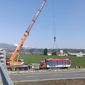 Superstrada riaperta dopo l’incidente, recuperato il mezzo pesante (servizio di Mauro Benedetti per newsbiella.it)