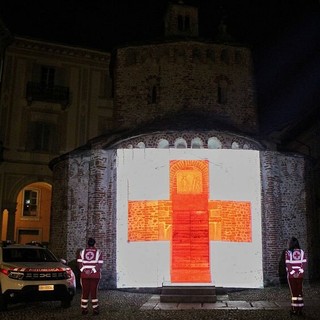 Giornata Mondiale della Croce Rossa e Mezzaluna Rossa, a Biella Battistero e cupola Oropa si illuminano di rosso (foto dalla pagina Facebook di Croce Rossa Italiana - Comitato di Biella)