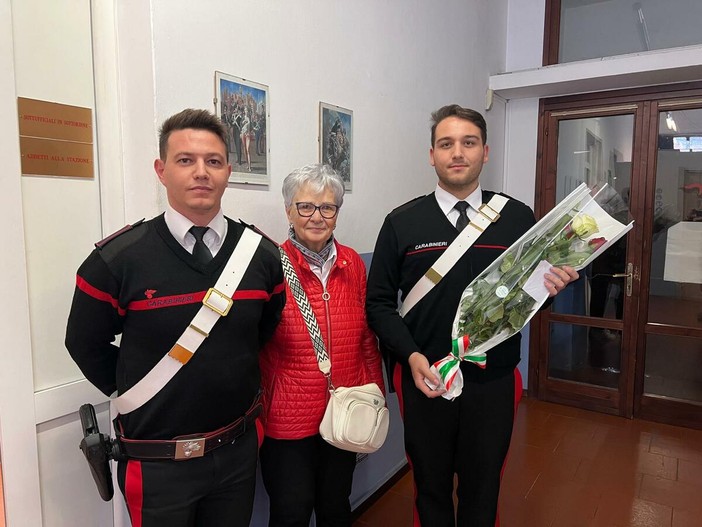 Alla stazione dei Carabinieri di Cossato un mazzo di fiori per i militari morti a Castel d’Azzano Alla stazione dei Carabinieri di Cossato un mazzo di fiori per i militari morti a Castel d’Azzano