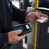 Tensione su un bus Atap: passeggero senza biglietto rifiuta la sanzione, intervengono i Carabinieri