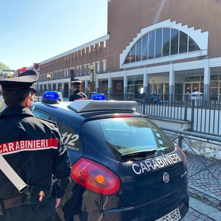21enne cerca di superare le casse senza pagare, tentato furto a Biella (foto di repertorio)