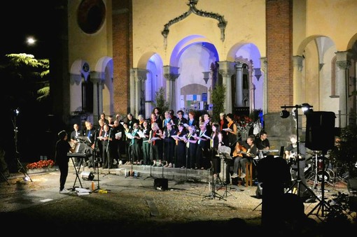 Musica sotto le stelle a Rosazza: grande partecipazione per il concerto targato Le Voci del Sabato Sera (foto Paolo Rosazza Pela) Musica sotto le stelle a Rosazza: grande partecipazione per il concerto targato Le Voci del Sabato Sera (foto Paolo Rosazza Pela)