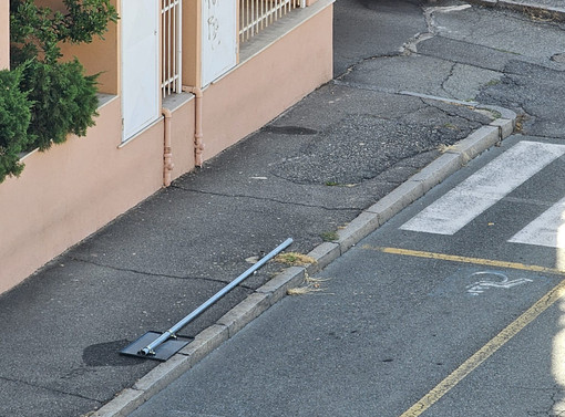 Biella, un lettore segnala: “Un altro cartello danneggiato e finito a terra, intervenite” Biella, un lettore segnala: “Un altro cartello danneggiato e finito a terra, intervenite”