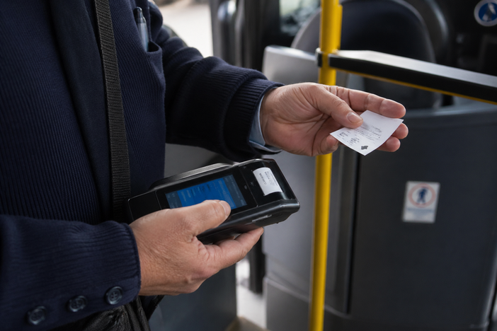 Tensione su un bus Atap: passeggero senza biglietto rifiuta la sanzione, intervengono i Carabinieri