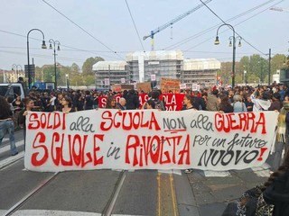 Dalle occupazioni alla piazza: gli studenti torinesi alzano la voce contro il governo Meloni Dalle occupazioni alla piazza: gli studenti torinesi alzano la voce contro il governo Meloni