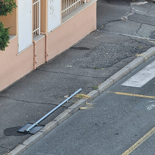 Biella, un lettore segnala: “Un altro cartello danneggiato e finito a terra, intervenite”