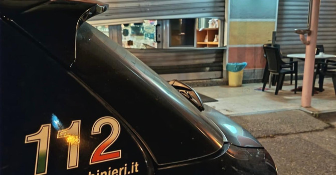 Bar di Roasio nel mirino dei ladri, poi la fuga con l’auto che non si ferma all’alt: investito un Carabiniere