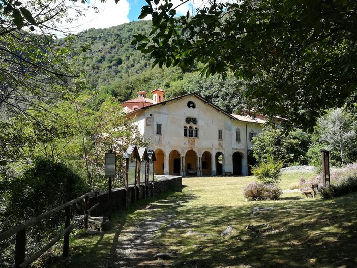 Cavallero, riaperta la strada fino al Santuario: resta il divieto verso gli alpeggi Cavallero, riaperta la strada fino al Santuario: resta il divieto verso gli alpeggi