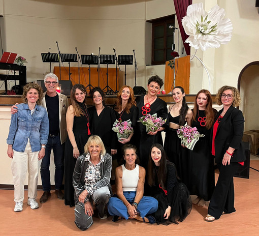 Musica e teatro a Coggiola per dire NO alla violenza sulle donne, la solidarietà è protagonista (foto di Ermanno Orsi)