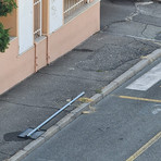 Biella, un’altra segnalazione: “C’è un cartello sul marciapiede, intervenite”