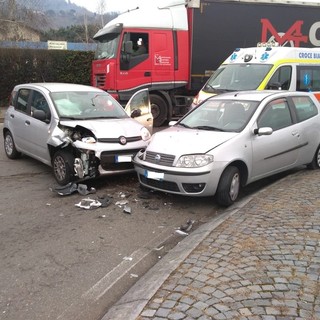 Biella - Auto in contromano nella rotonda di Chiavazza. Ferita una donna di 67 anni - FOTO
