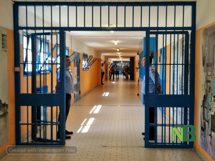 Carcere di Biella, agenti presi a calci, pugni e testate da un detenuto, la denuncia della Uil