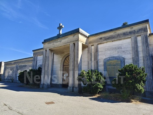 Biella, anziana derubata al cimitero di Chiavazza: le strappano la collana mentre visita la tomba del marito Biella, anziana derubata al cimitero di Chiavazza: le strappano la collana mentre visita la tomba del marito