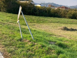 SP 402, abbattuti altri cartelli FOTO SP 402, abbattuti altri cartelli FOTO