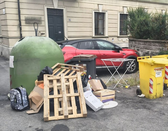 Biella: e attorno alla campana del vetro spuntano anche...uno zaino di scuola e uno stendino Biella: e attorno alla campana del vetro spuntano anche...uno zaino di scuola e uno stendino