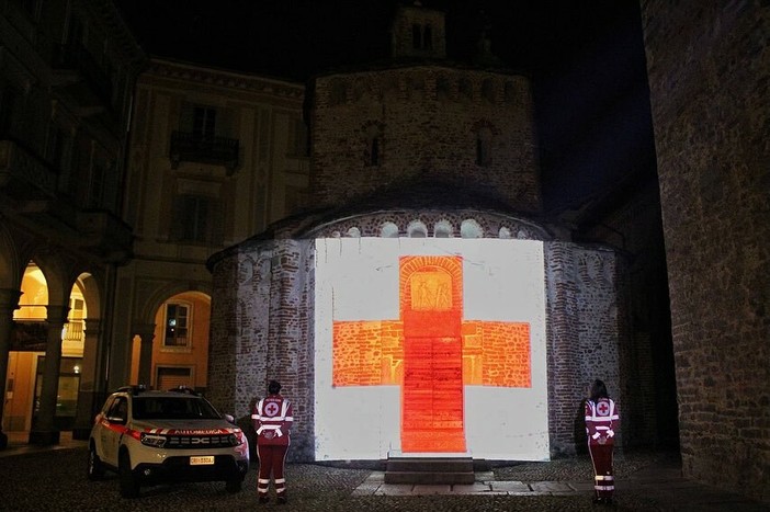 Giornata Mondiale della Croce Rossa e Mezzaluna Rossa, a Biella Battistero e cupola Oropa si illuminano di rosso (foto dalla pagina Facebook di Croce Rossa Italiana - Comitato di Biella)