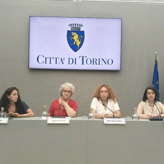 Attivisti per Gaza fermati in Libia, Torino scende in piazza: “Riportiamo a casa Dina e Domenico” Attivisti per Gaza fermati in Libia, Torino scende in piazza: “Riportiamo a casa Dina e Domenico”