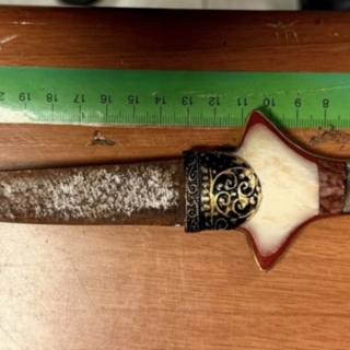 Il pugnale con cui l'uomo arrestato minacciava i passanti