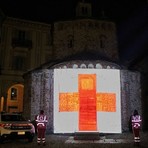 Giornata Mondiale della Croce Rossa e Mezzaluna Rossa, a Biella Battistero e cupola Oropa si illuminano di rosso (foto dalla pagina Facebook di Croce Rossa Italiana - Comitato di Biella)
