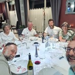 Sorrisi, ricordi, un brindisi e una foto di rito: a Biella reunion per gli ex alunni del Piazzo Sorrisi, ricordi, un brindisi e una foto di rito: a Biella reunion per gli ex alunni del Piazzo