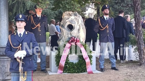 Ai Giardini Zumaglini un monumento per ricordare Francesco Cusano. Olivero: "Un'opera capace di parlare a tutti" FOTO e VIDEO Mattia Baù per newsbiella.it