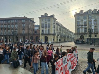 Dalle occupazioni alla piazza: gli studenti torinesi alzano la voce contro il governo Meloni Dalle occupazioni alla piazza: gli studenti torinesi alzano la voce contro il governo Meloni