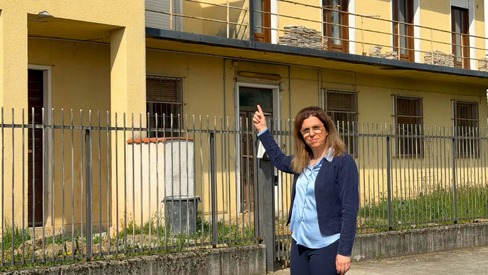 Il sindaco Teresa Ottino, di fronte alla Caserma