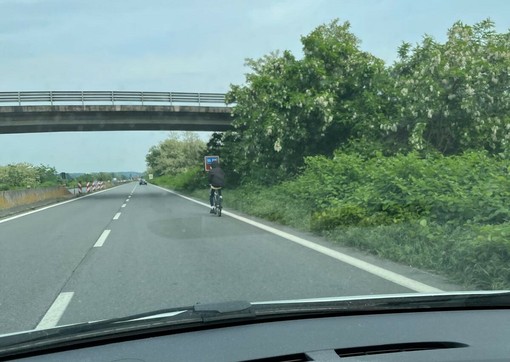 Ciclista sulla superstrada verso Cossato, la segnalazione di un lettore Ciclista sulla superstrada verso Cossato, la segnalazione di un lettore