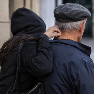Abbracciato da una sconosciuta ma si ritrova senza la catenina: è successo a Lessona (foto generata con l'IA) Abbracciato da una sconosciuta ma si ritrova senza la catenina: è successo a Lessona (foto generata con l'IA)