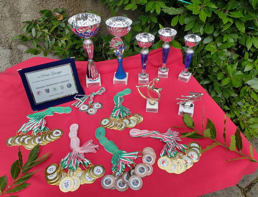 Nell’immagine, coppe, medaglie e trofei del secondo Torneo Carmona-Frassanito