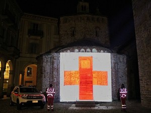 Giornata Mondiale della Croce Rossa e Mezzaluna Rossa, a Biella Battistero e cupola Oropa si illuminano di rosso (foto dalla pagina Facebook di Croce Rossa Italiana - Comitato di Biella)
