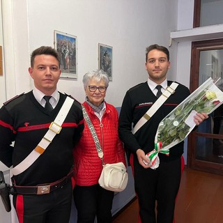 Alla stazione dei Carabinieri di Cossato un mazzo di fiori per i militari morti a Castel d’Azzano Alla stazione dei Carabinieri di Cossato un mazzo di fiori per i militari morti a Castel d’Azzano