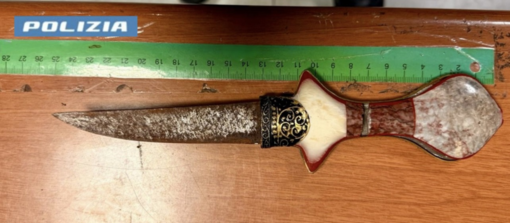 Il pugnale con cui l'uomo arrestato minacciava i passanti