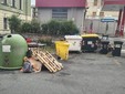 Biella: e attorno alla campana del vetro spuntano anche...uno zaino di scuola e uno stendino Biella: e attorno alla campana del vetro spuntano anche...uno zaino di scuola e uno stendino