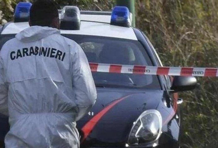 Dal Nord Ovest - Cerca di strangolare la compagna e poi si lancia nel vuoto dal decimo piano (foto di repertorio) Dal Nord Ovest - Cerca di strangolare la compagna e poi si lancia nel vuoto dal decimo piano (foto di repertorio)