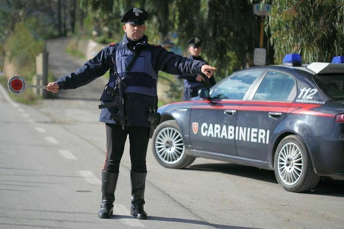 Non si ferma all’alt dei Carabinieri a Gaglianico, poi lascia l’auto e scappa a piedi tra Cavaglià e Viverone (foto di repertorio) Non si ferma all’alt dei Carabinieri a Gaglianico, poi lascia l’auto e scappa a piedi tra Cavaglià e Viverone (foto di repertorio)