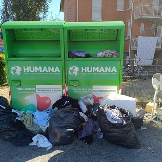 Un lettore: &quot;Cassonetti Humana pieni ad Andorno&quot;. Cosrab cerca un nuovo gestore