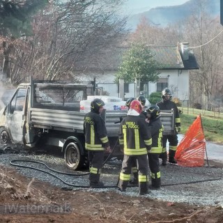Autocarro a fuoco ad Andorno, ustioni guaribili in 15 giorni per il conducente