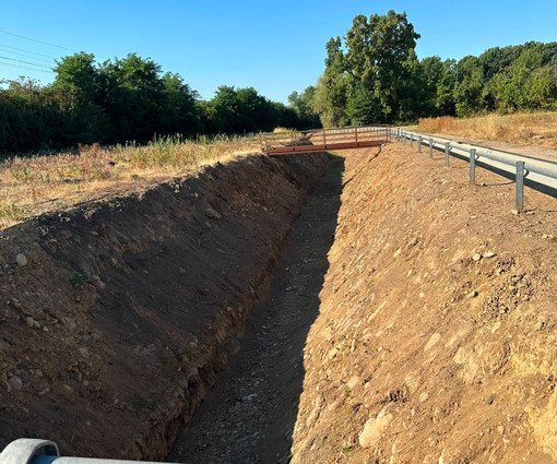 Candelo, conclusi i lavori di pulizia e sistemazione del canale di gronda in via Murazza Candelo, conclusi i lavori di pulizia e sistemazione del canale di gronda in via Murazza
